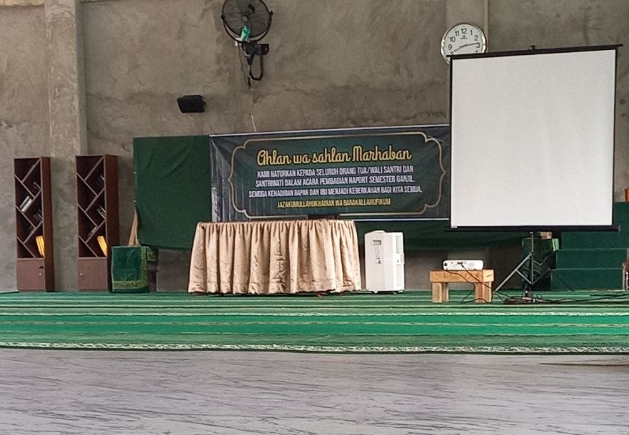 Kegiatan pembagian raport semester ganjil